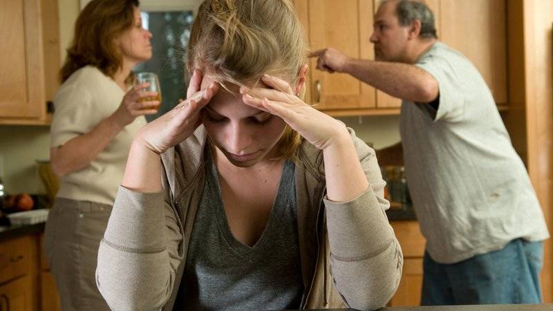 Семья может решить изолировать алкоголика от общества
