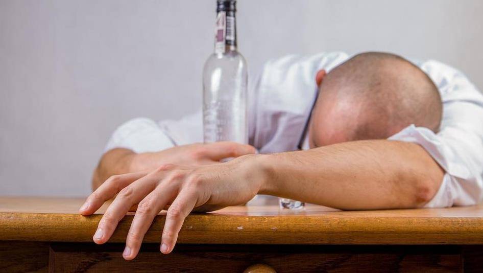 Что делать и как помочь человеку при сильном опьянении